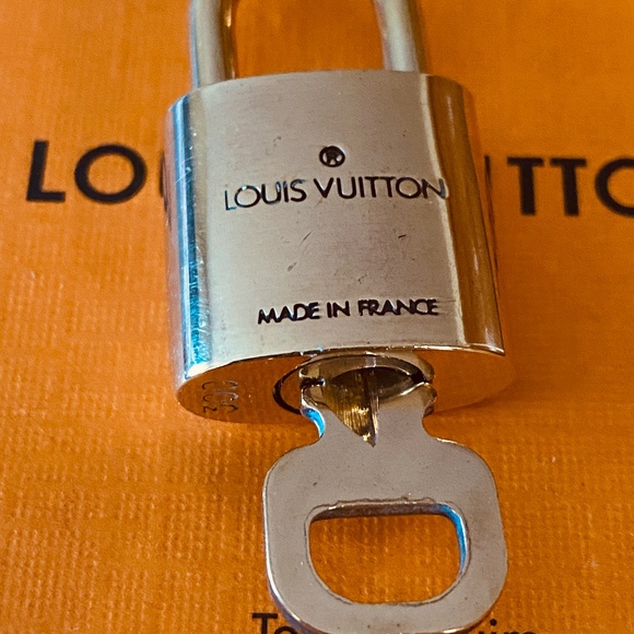 Louis Vuitton brass lock set with key #300 Authentic padlock nice! - Picture 3 of 4